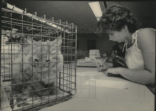 1984 Press Photo Linda Stellmacher at Wisconsin Humane Society - mjb82814 - Historic Images