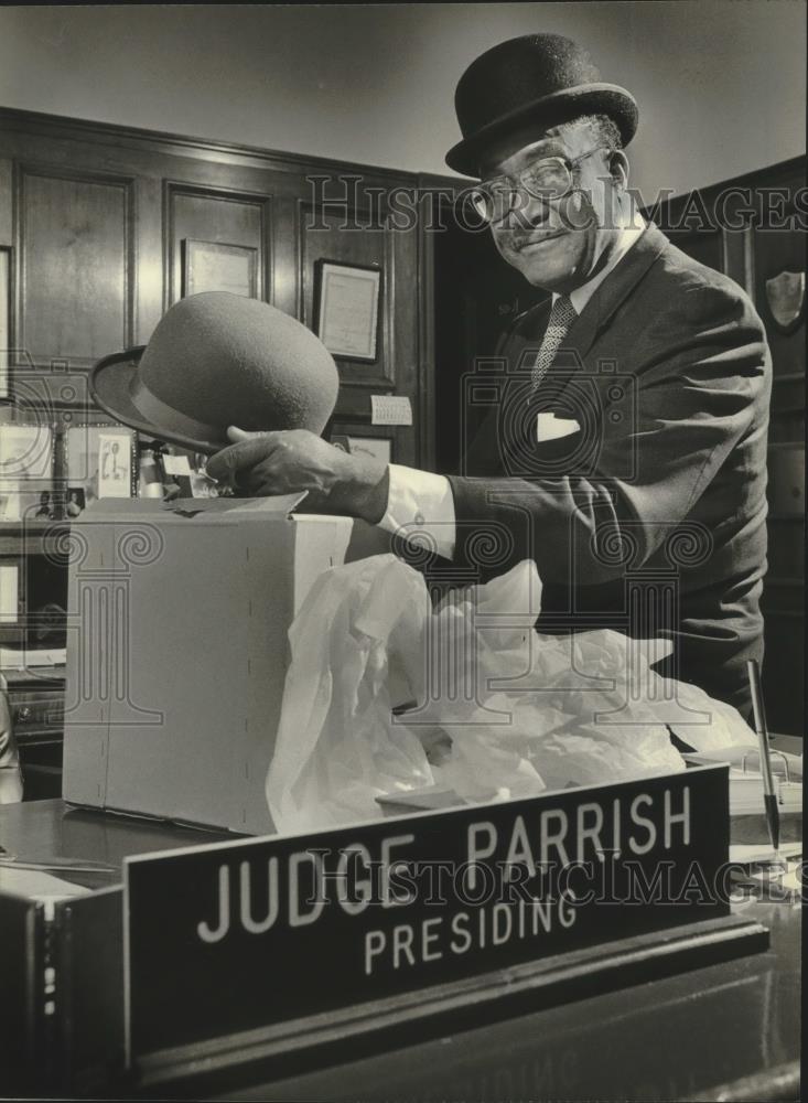 1982 Press Photo Judge Clarence Parrish, in courtroom with new Derby Hats - Historic Images