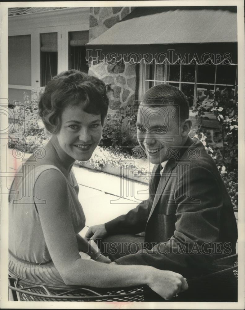 1988 Press Photo Miss Judith Porter Klug, and Richard Cook Pease in garden photo - Historic Images