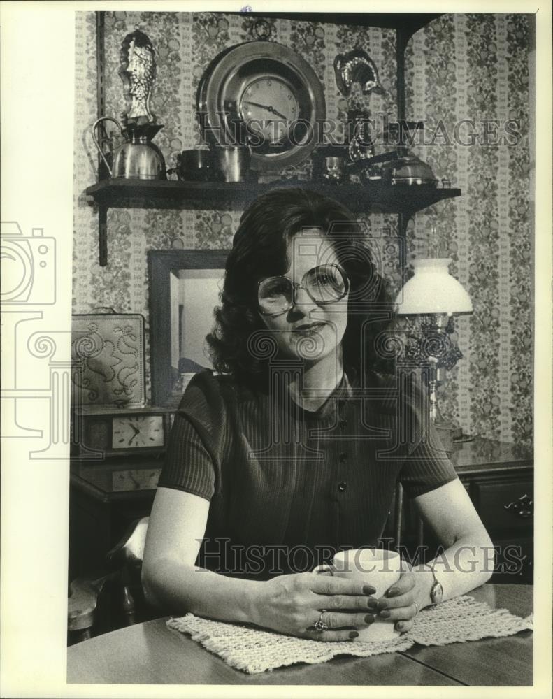 1982 Press Photo Linda Parteka sits with a cup of coffee in her dining room - Historic Images