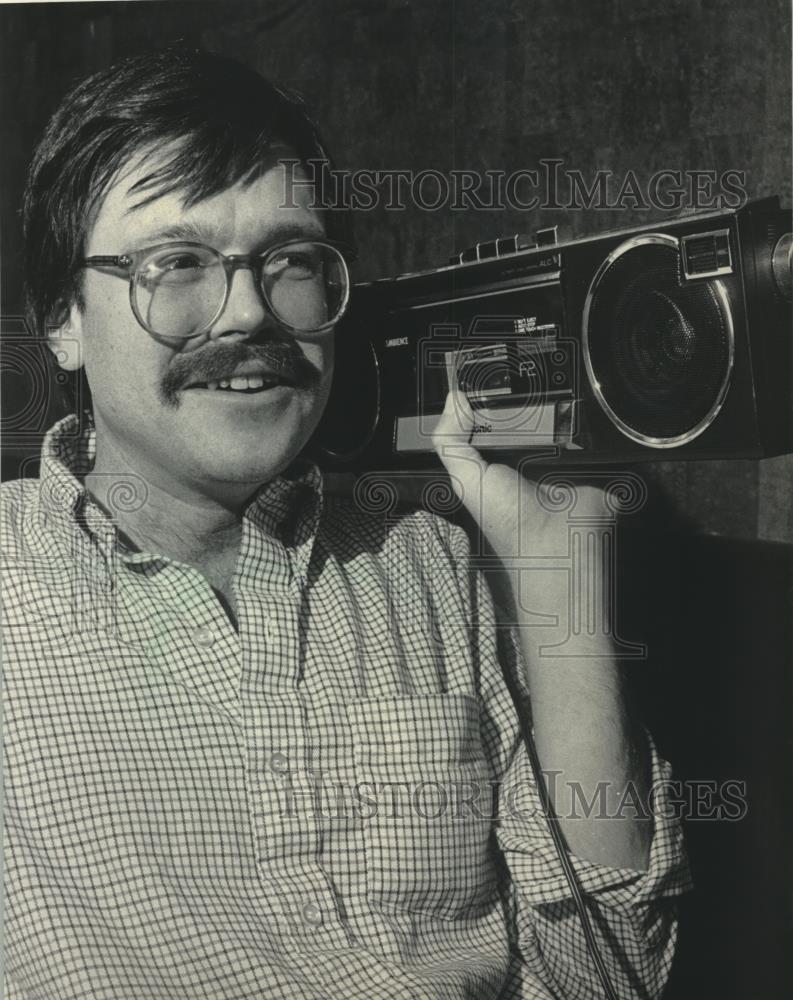 1985 Press Photo Guitarist John Parrott Consults his boom box, Milwaukee - Historic Images