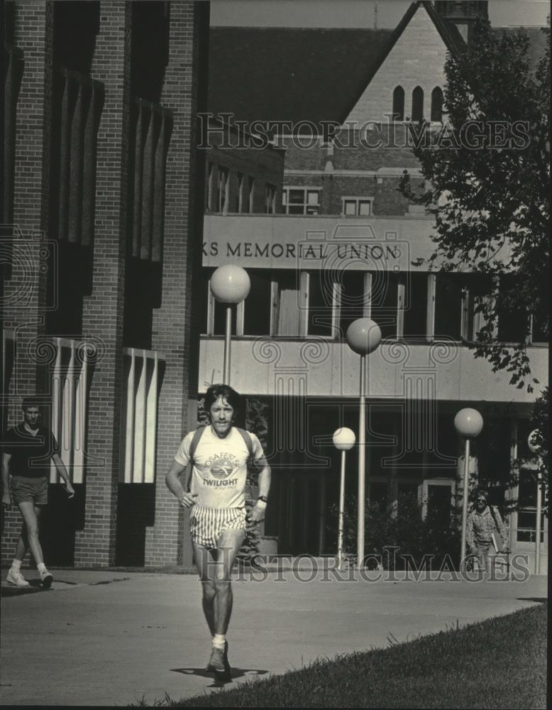 1984 Press Photo Bob Fitts, professor and jogger headed home - mjb83049 - Historic Images