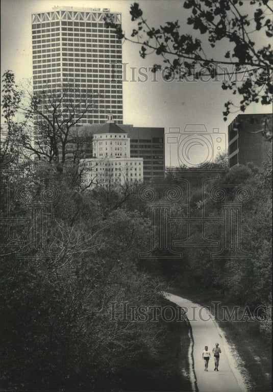 1984 Press Photo Two joggers run through park on the East Side of Milwaukee - Historic Images