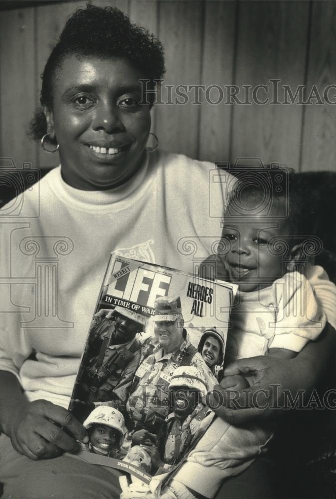 1991 Press Photo Cheryl Harris Hunt &amp; grandson hold magazine with son on cover - Historic Images