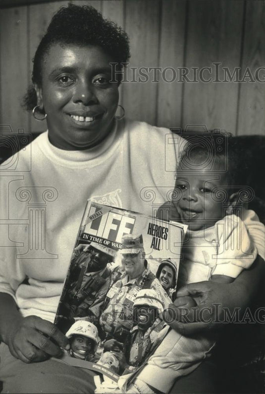 1991 Press Photo Cheryl Harris Hunt & grandson hold magazine with son on cover - Historic Images