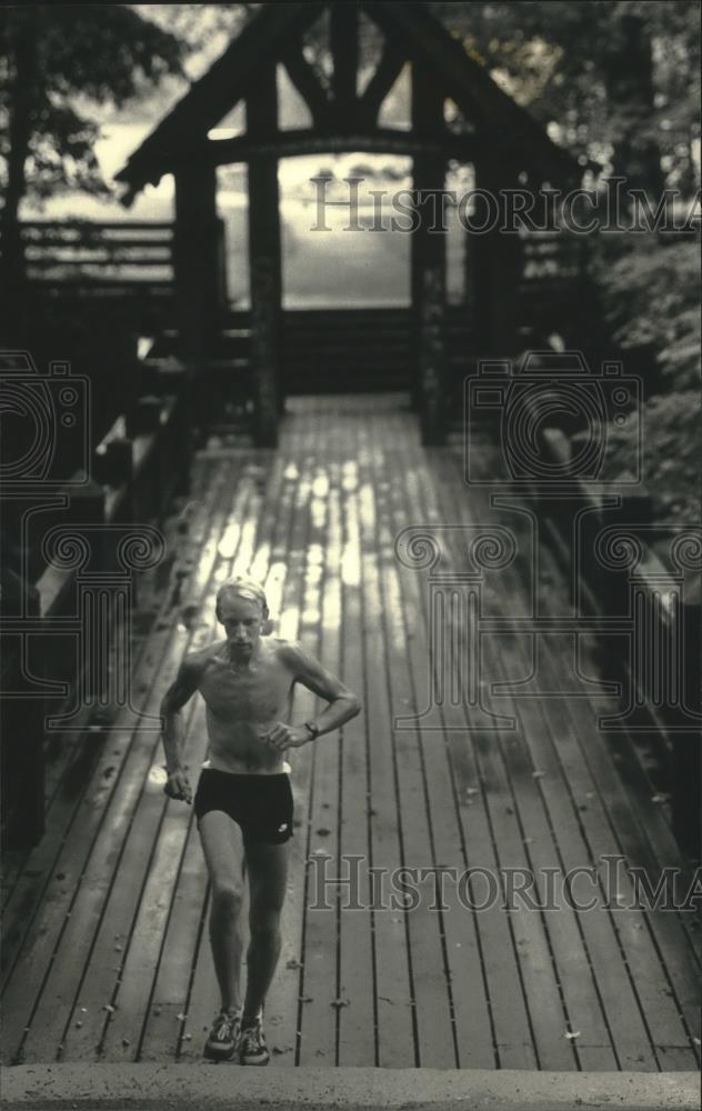 1986 Press Photo Jay Gruber jogs over Grant Park bridge in South Milwaukee - Historic Images
