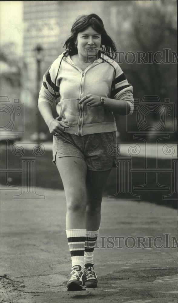 1981 Press Photo Female athlete jogs next to Lakefront - mjb83063 - Historic Images