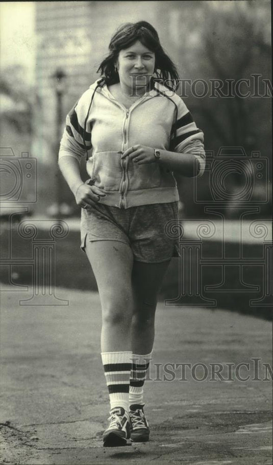 1981 Press Photo Female athlete jogs next to Lakefront - mjb83063 - Historic Images
