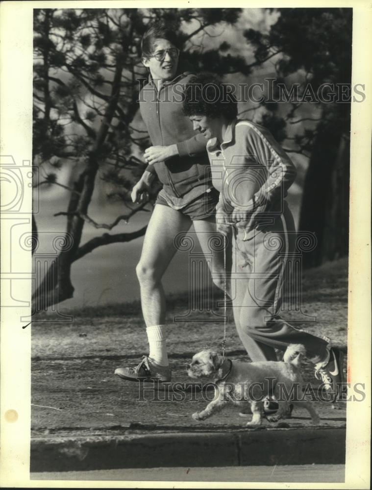 1978 Press Photo Couple go jogging with their dog in Minneapolis - mjb83064 - Historic Images