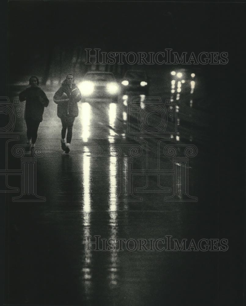 1990 Press Photo Christie Thompson &amp; Kate Unsworth run along road in Shorewood - Historic Images