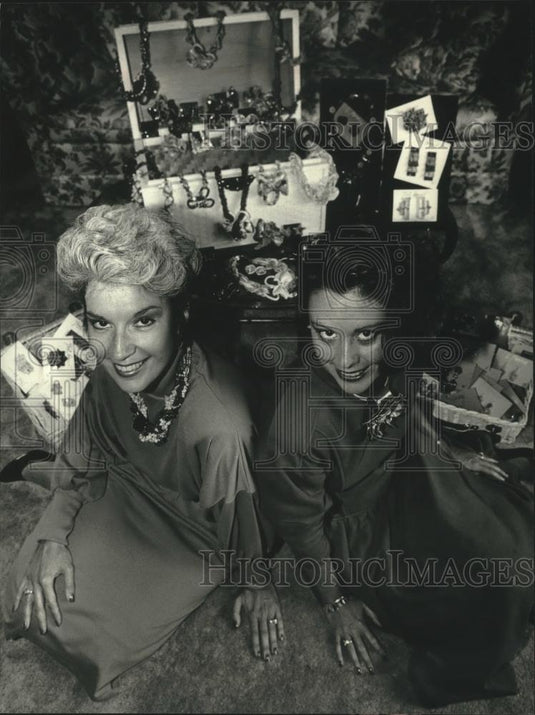 1989 Press Photo Darlene Beckley & Barbara Stern promote their jewelry business - Historic Images
