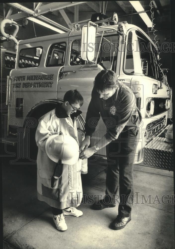 1989 Press Photo Lt. Richard Omernik helps Daryl Fiene,10, South Milwaukee, WI. - Historic Images