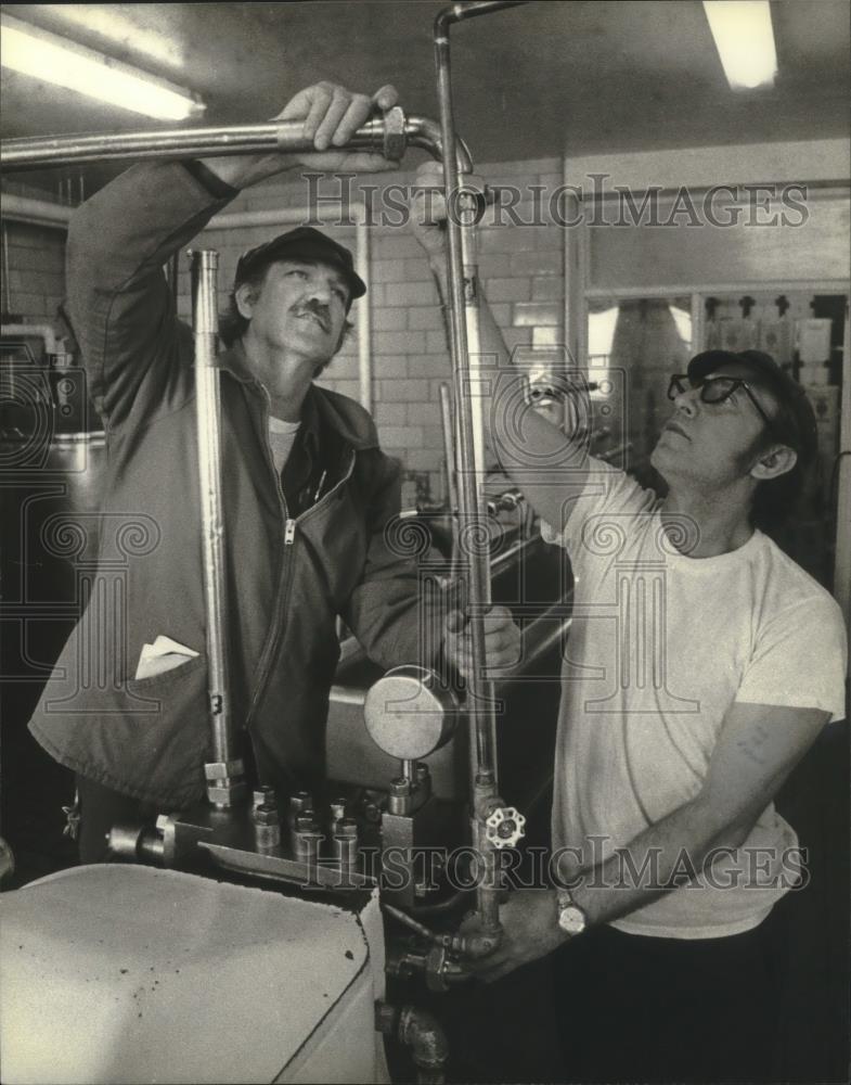 1982 Press Photo Jerry Finch and Jim DeLain at Wisconsin Corrections in Oregon - Historic Images