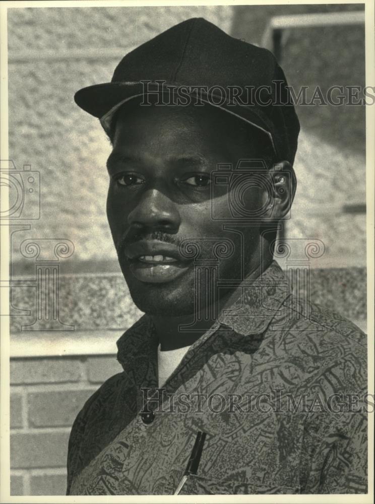 1992 Press Photo Kenneth Hart, shown in picture serving hot dogs and sentence. - Historic Images