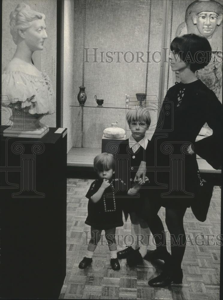 1989 Press Photo Wife of an artist, Mrs. Dennis Pearson with boys Todd and Joe - Historic Images