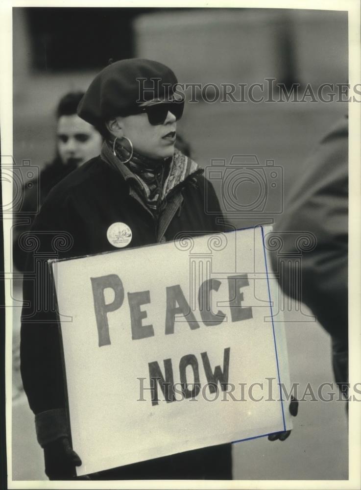 1991 Press Photo Protestor holds &quot;peace now&quot; at Milwaukee Reuss Federal Plaza - Historic Images