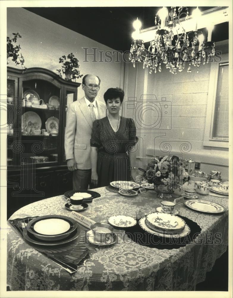 1987 Press Photo Earl and Jacquelynn Ives Displaying Their China Collection - Historic Images
