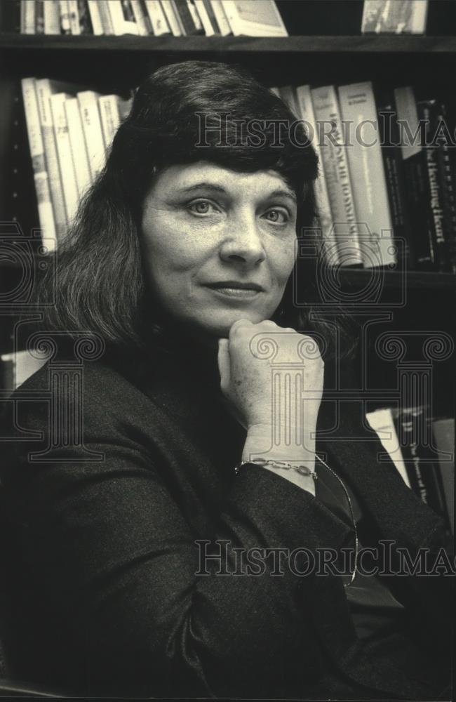 1987 Press Photo Psychologist Nancy Perry, Asst. professor of nursing, Milwaukee - Historic Images