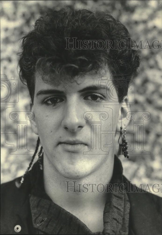 1985 Press Photo Dean Ireland doesn't go for the look of matched earrings - Historic Images
