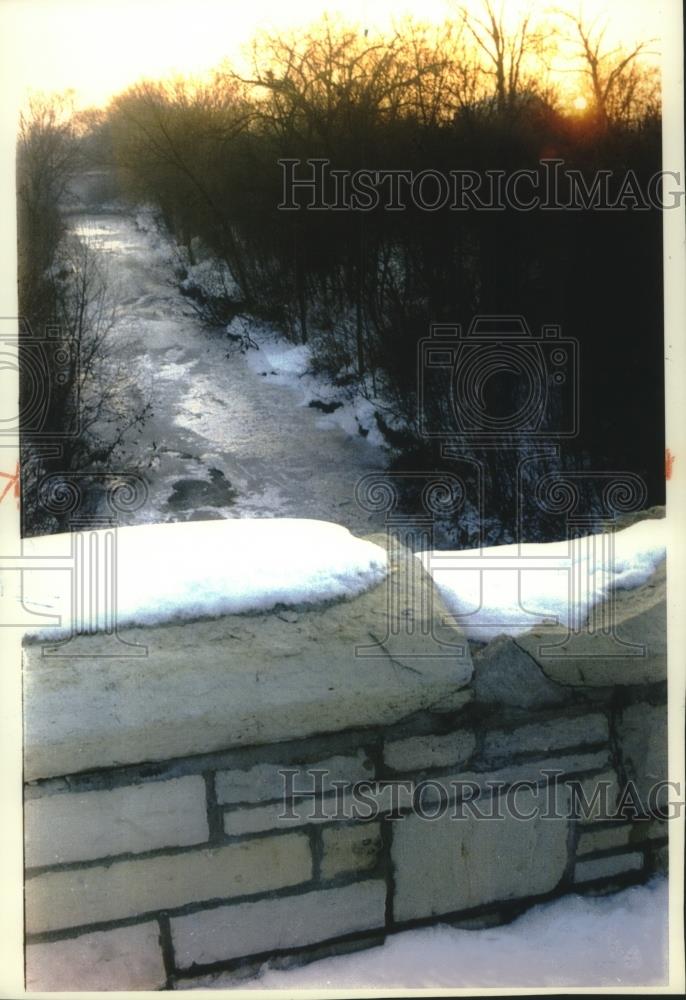 1994 Press Photo Sun shines through trees at old bridge in Old North Milwaukee. - Historic Images