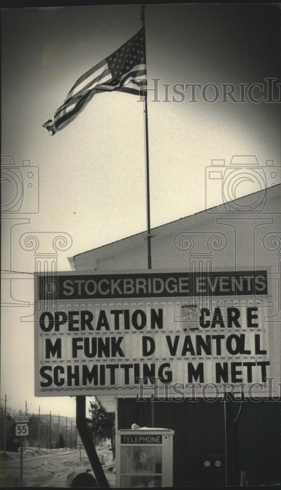 1991 Press Photo Sign in Stockbridge, Wisconsin pays tribute, Gulf War soldiers - Historic Images