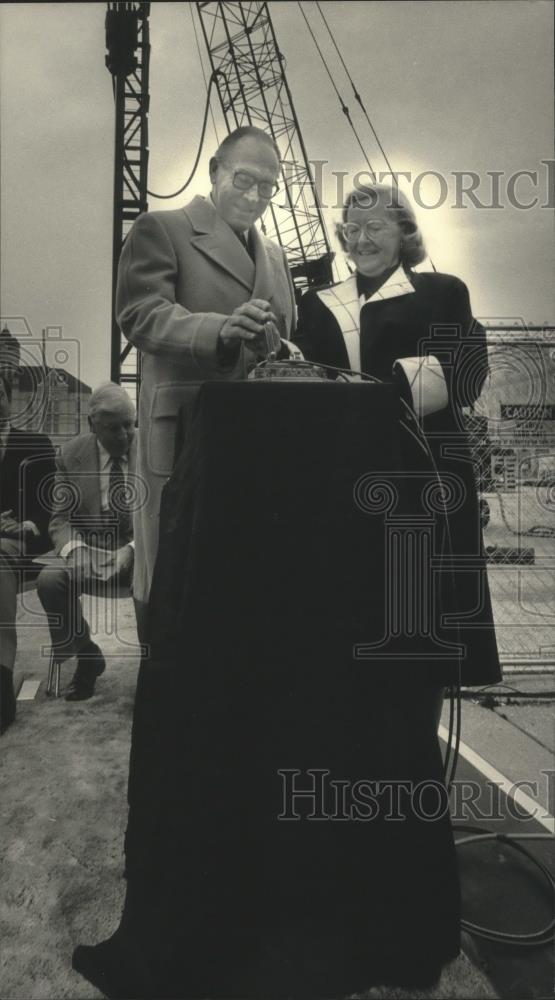 1986 Press Photo Lloyd &amp; Jane Pettit, Bradley Center ground breaking - mjb83504 - Historic Images