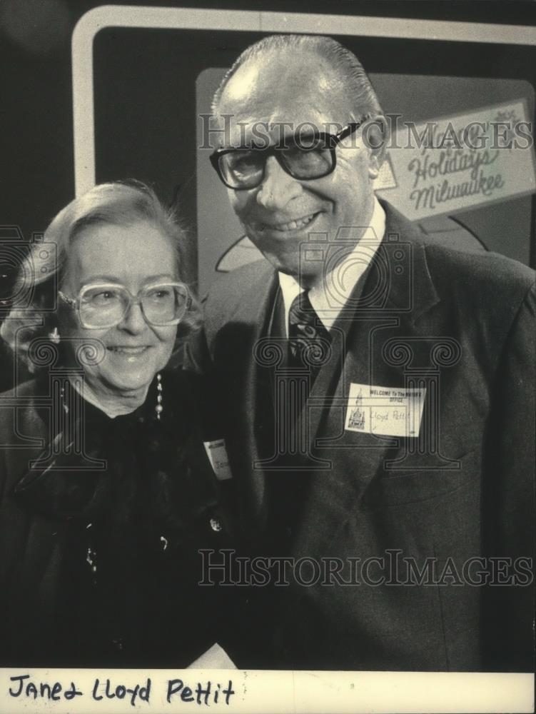 1985 Press Photo Jane &amp; Lloyd Pettit watch a resolution signed at Bradley Center - Historic Images