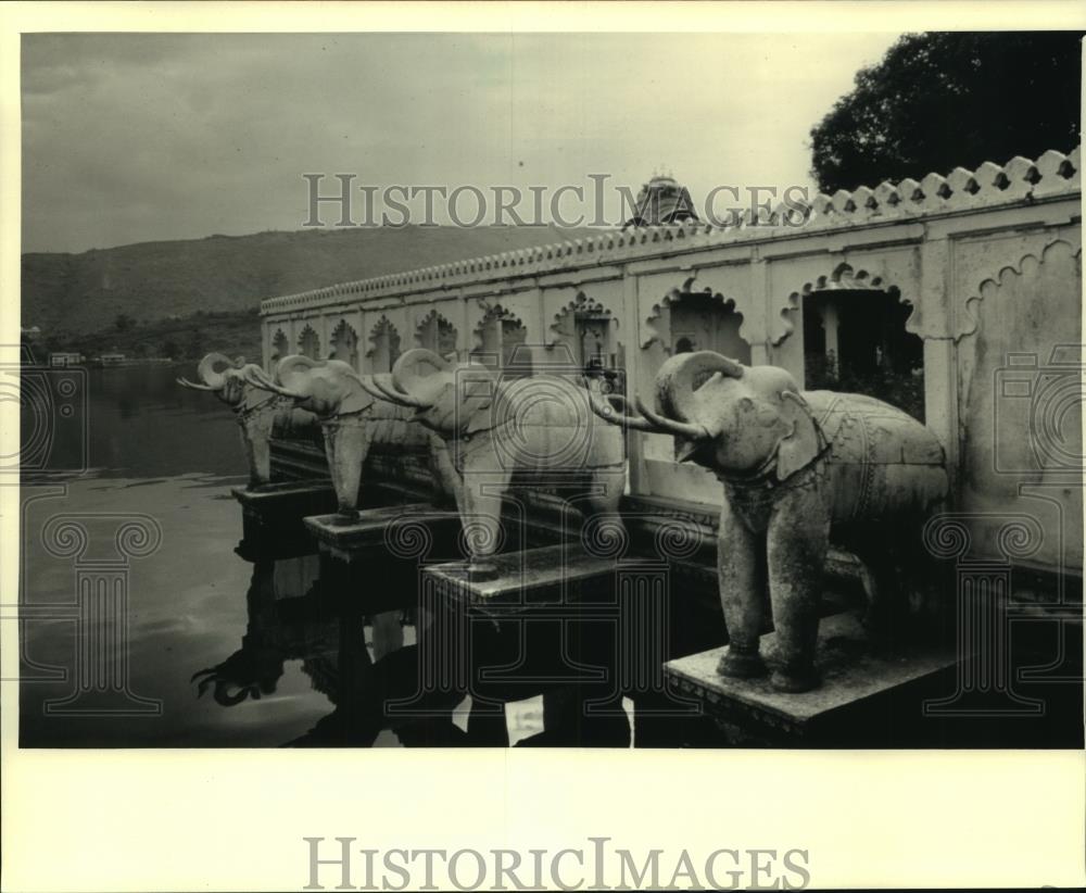 1988 Press Photo Life-size elephants guard the Palace of Jag Mandir in India. - Historic Images