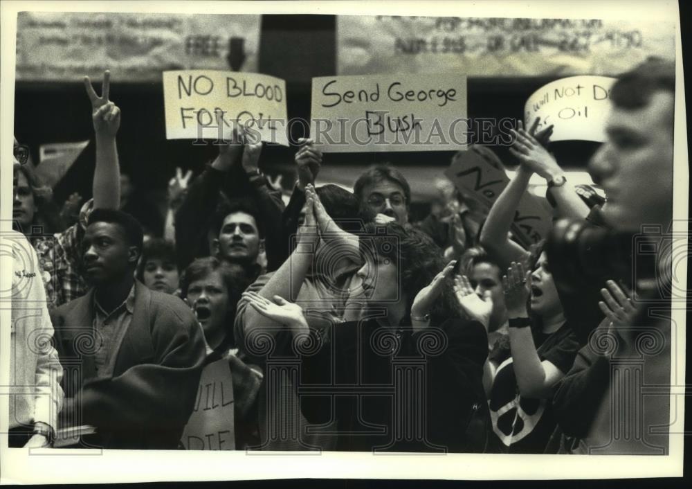 1991 Press Photo A lunchtime rally at the University of Wisconsin - Milwaukee - Historic Images