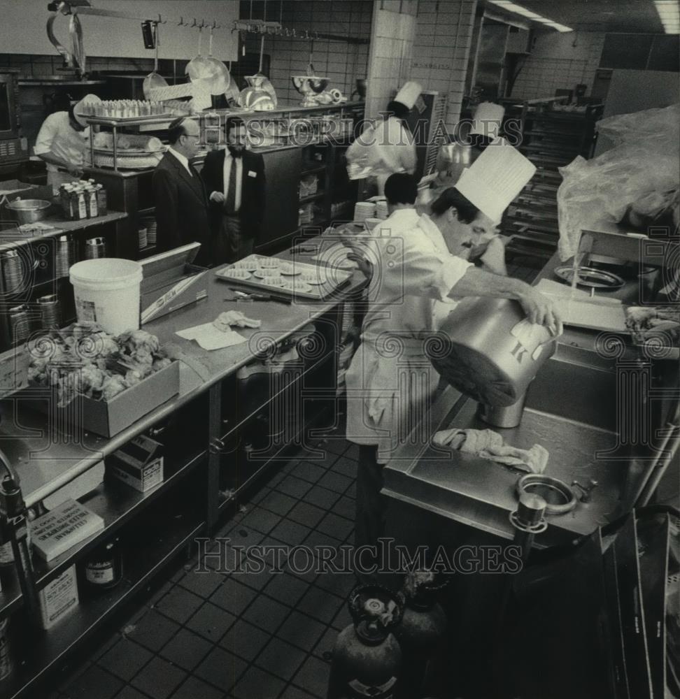 1985 Press Photo Kitchen before a kosher dinner in Westin&#39;s Consort room - Historic Images