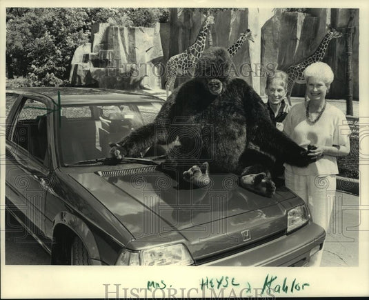 1987 Press Photo Jane Ann Kahlor and Roxy Heyse at Milwaukee County Zoo - Historic Images