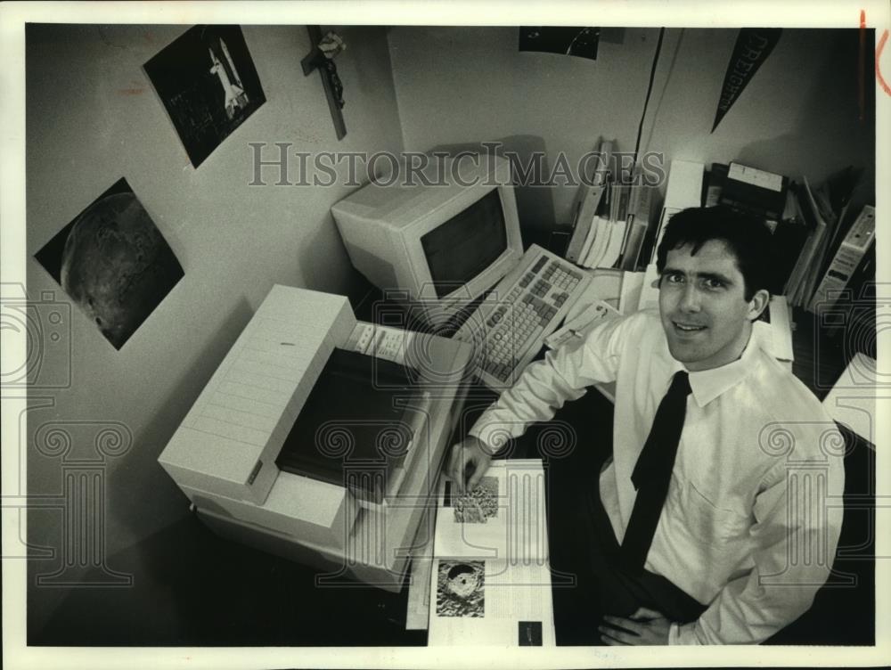 1990 Press Photo Mark Kaehny, president of Milwaukee Lunar Reclamation Society - Historic Images