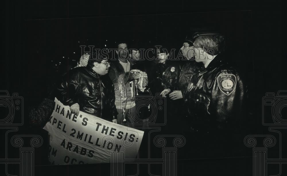 1989 Press Photo Milwaukee police with demonstrators at Jewish Community Center - Historic Images