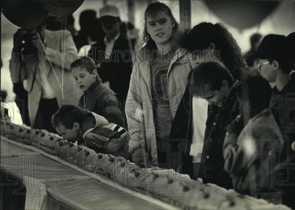 1990 Press Photo Youngsters examined large submarine sandwich at Peck Foods - Historic Images