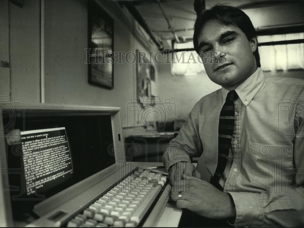 1989 Press Photo Milwaukee Times Editor Scott Peeples - mjb83765 - Historic Images