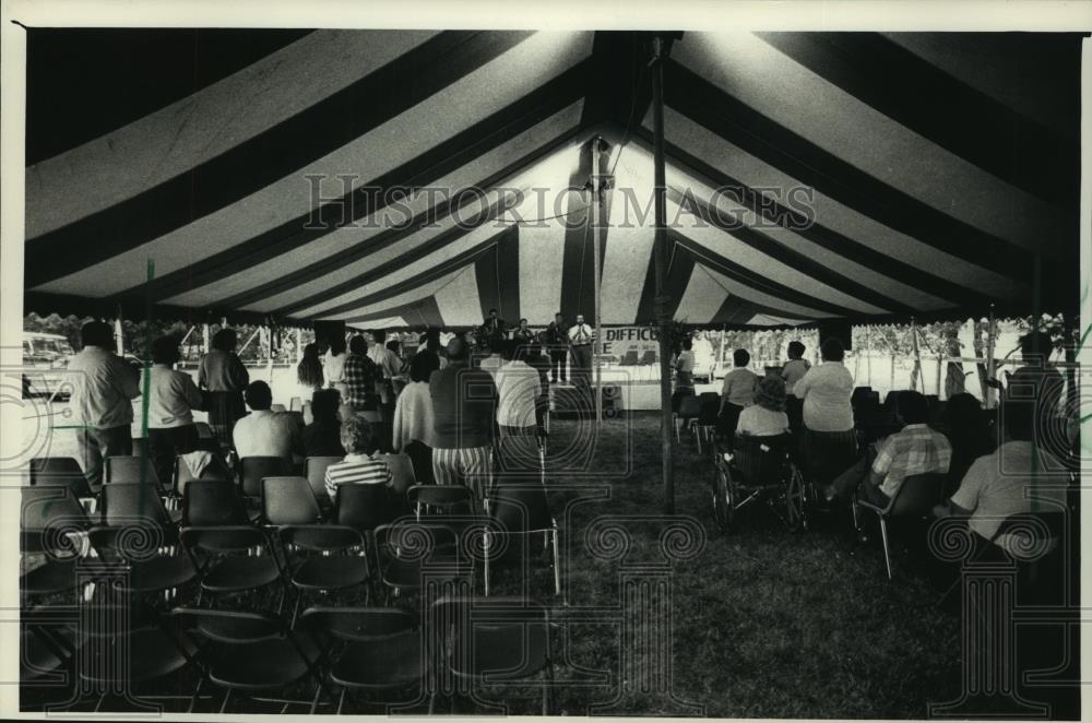1988 Press Photo Pentecostals, people attend old-fashion revival in Muskego - Historic Images