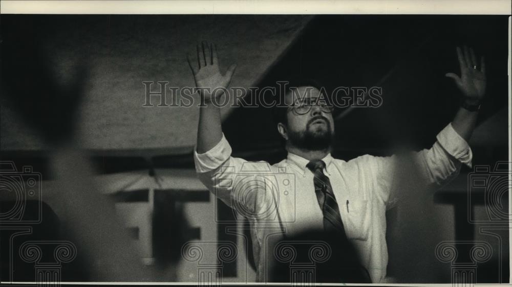 1988 Press Photo Reverend Greg Waldoch led service, Praise Fellowship, Wisconsin - Historic Images