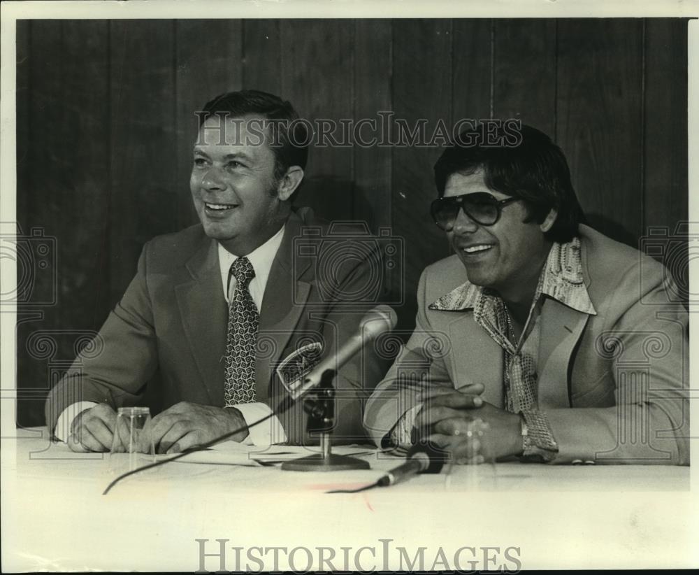 1976 Press Photo Robert Kalupa, president of the GMO laughed with Lee Trevino - Historic Images
