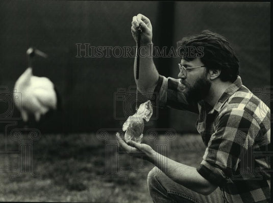 1992 Press Photo Bryant Tarr weighs whooping crane egg near Wisconsin Dells - Historic Images