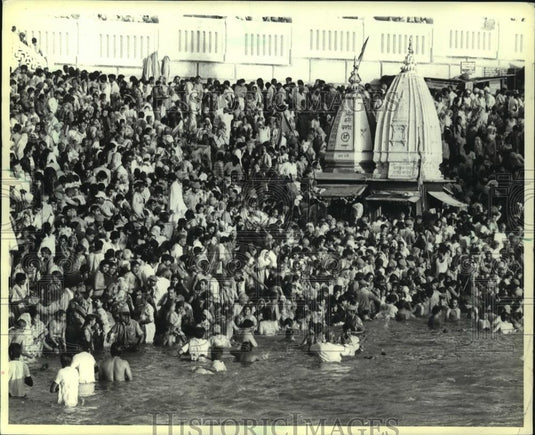 1980 Press Photo People gathered on banks of Ganges River, Hardwar, India - Historic Images