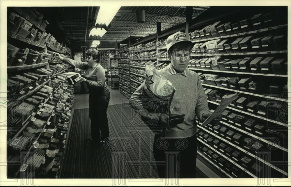 1987 Press Photo Lois Syens fills orders at J. W. Jung Seeds, Randolph,Wisconsin - Historic Images