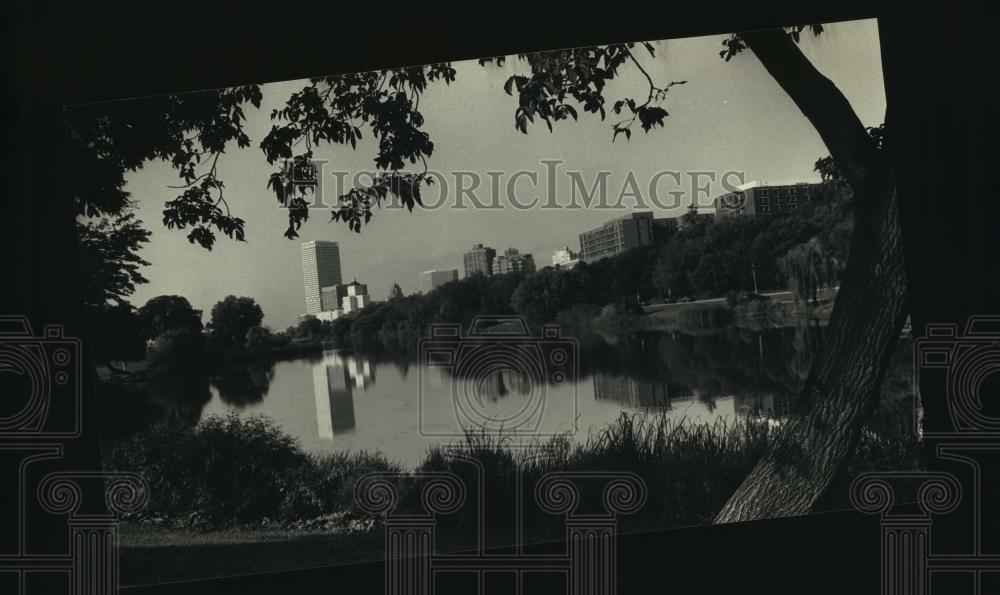 1987 Press Photo Milwaukee skyline reflection in Juneau Park Lagoon - mjb83879 - Historic Images