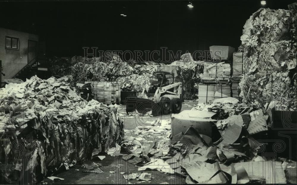 1982 Press Photo Worker piles paper for baling, Peltz yard - mjb83886 - Historic Images