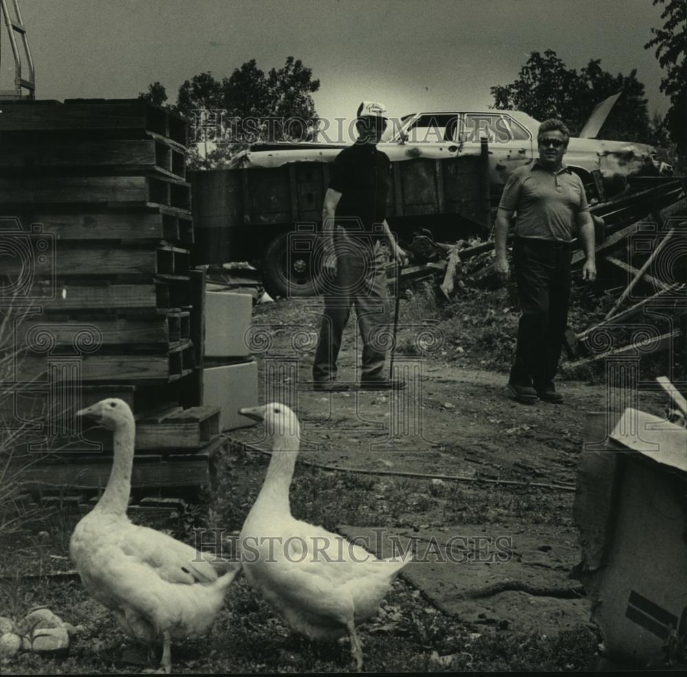 1987 Press Photo Two geese waddled by Zander &amp; Baumgartner, Germantown,Wisconsin - Historic Images