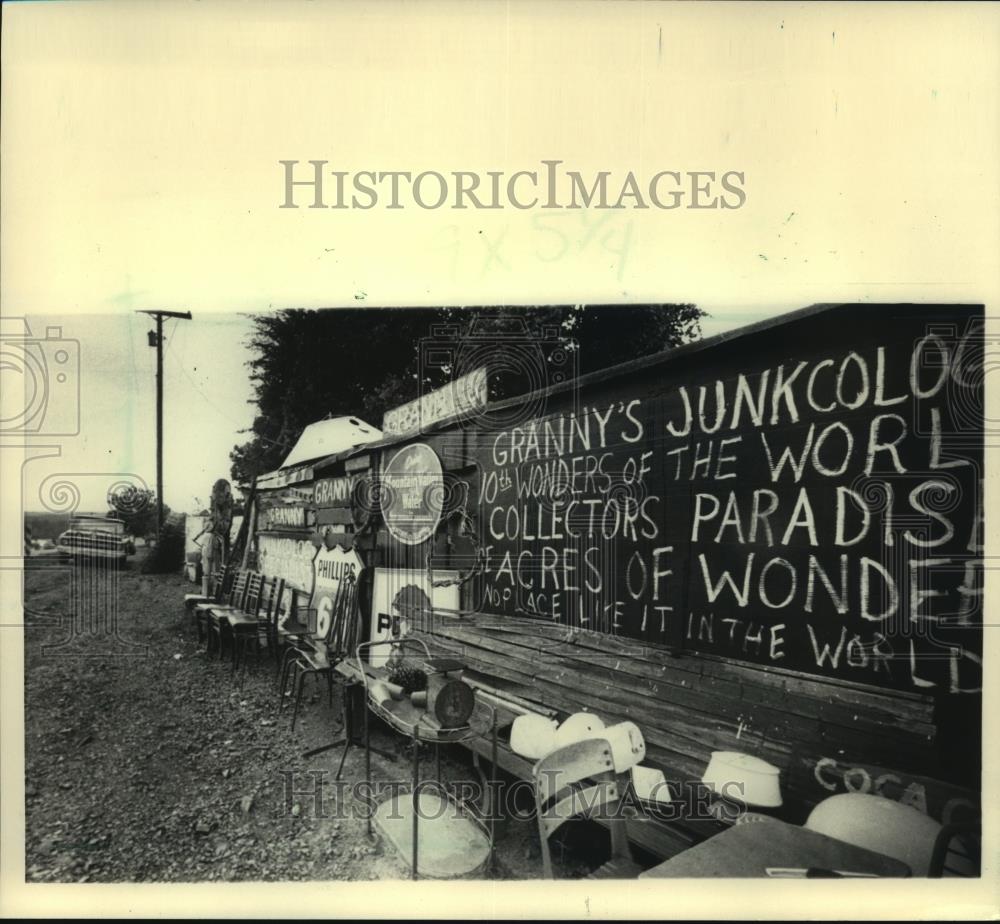 1983 Press Photo Granny&#39;s place, Arkansas Highway 270, impassable due to junk - Historic Images