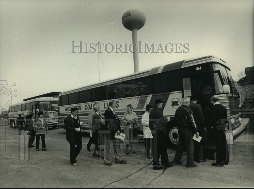 1989 Press Photo Pewaukee residents board buses for the trip to Madison - Historic Images