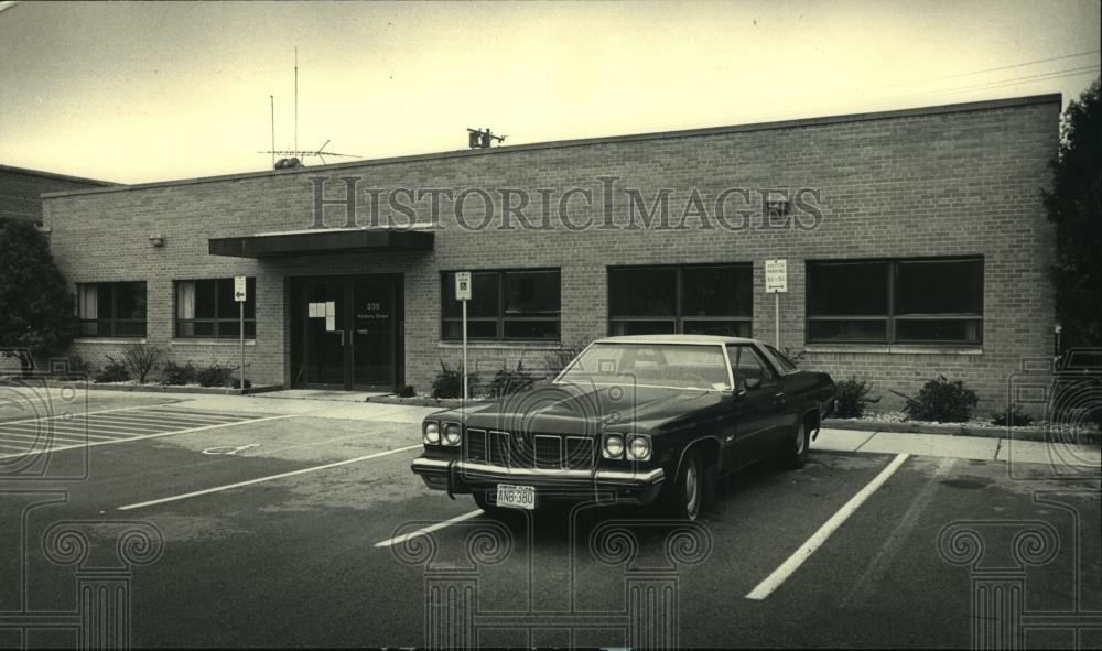 1987 Press Photo Merger at Pewaukee, Wisconsin Village Hall, 235 Hickory St. - Historic Images