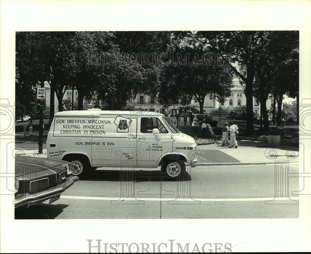 1981 Press Photo Van at the Capital Square Draws Attention to Jack Pickens - Historic Images