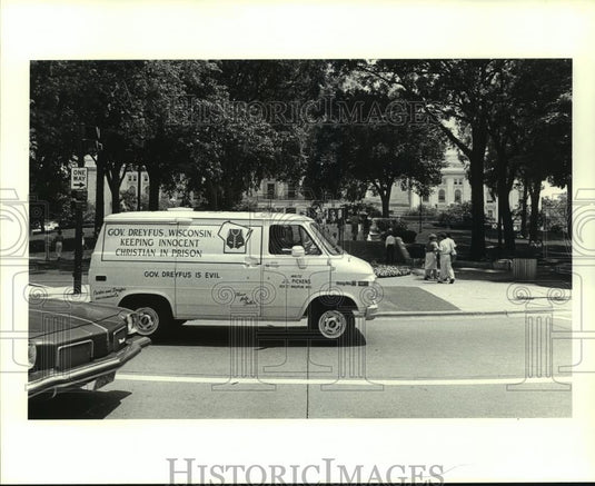 1981 Press Photo Van at the Capital Square Draws Attention to Jack Pickens - Historic Images