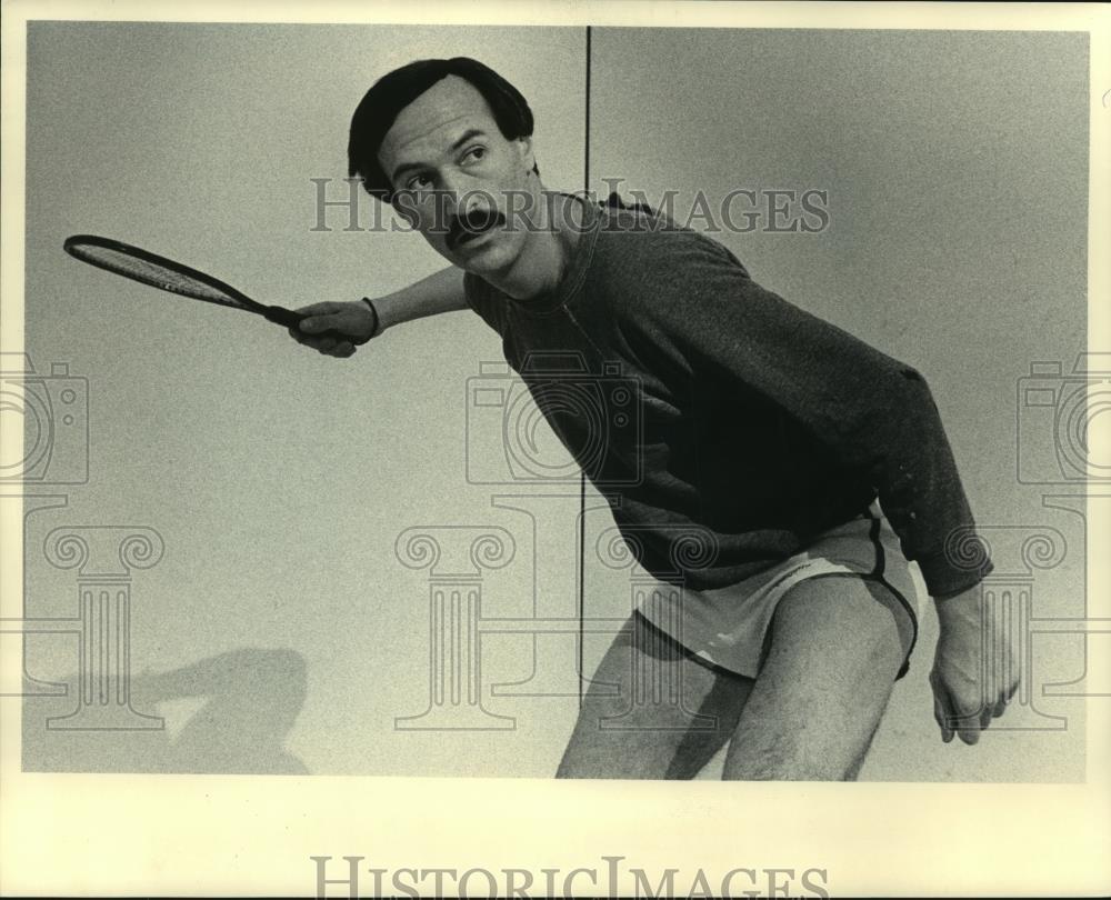 1984 Press Photo Surgery has enabled Fred N. Tabak to resume racquetball - Historic Images